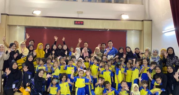 Kindergarten children and educators at the Tunas Bistari programme